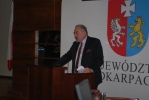 Zza mównicy przemawia Jerzy Borcz, przewodniczący Sejmiku Województwa Podkarpackiego.