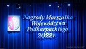 Zdjęcie sceny. Na kurtynie napis „Nagrody Marszałka Województwa Podkarpackiego 2022r.” 