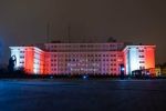 Oświetlony na biało-czerwono budynek Podkarpackiego Urzędu Wojewódzkiego w Rzeszowie