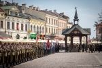 Żołnierze ustawieni w rzędzie na płycie Rzeszowskiego Rynku