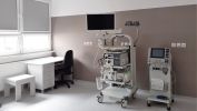 Zdjęcie pomieszczenia ze sprzętem medycznym.