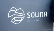  Zjecie logo wyrytego w budynek. Po lewej serce z kreskami przypominającymi góry. Po prawej napis „Solina grupa PKL”. 