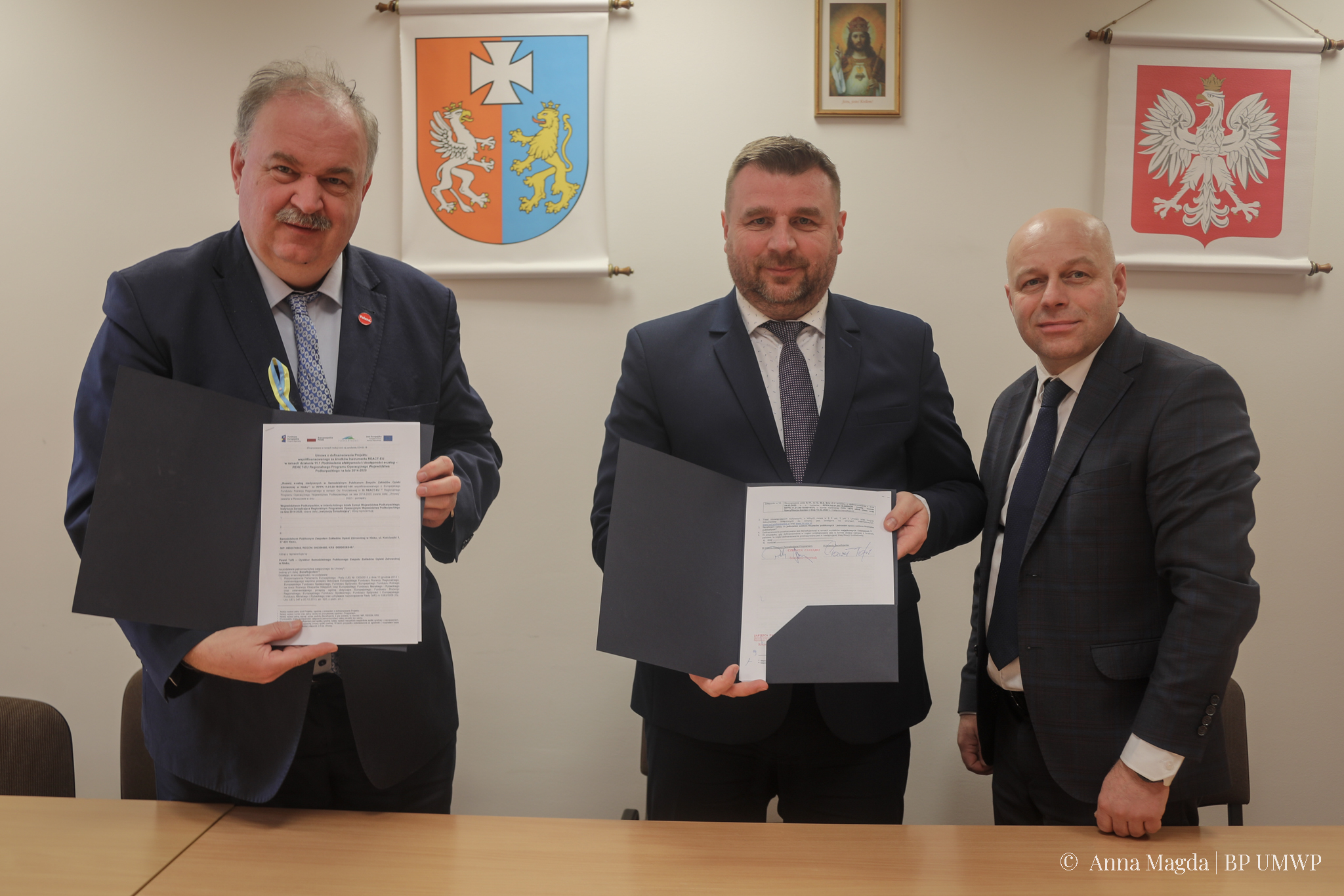 Marszałek Pilch i dyrektor szpitala w Nisku prezentują podpisaną umówę.