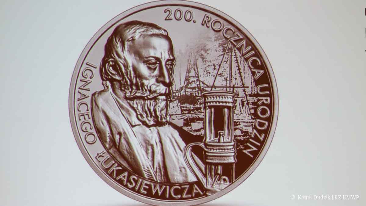 Zdjęcie jednej strony monety Łukasiewicza