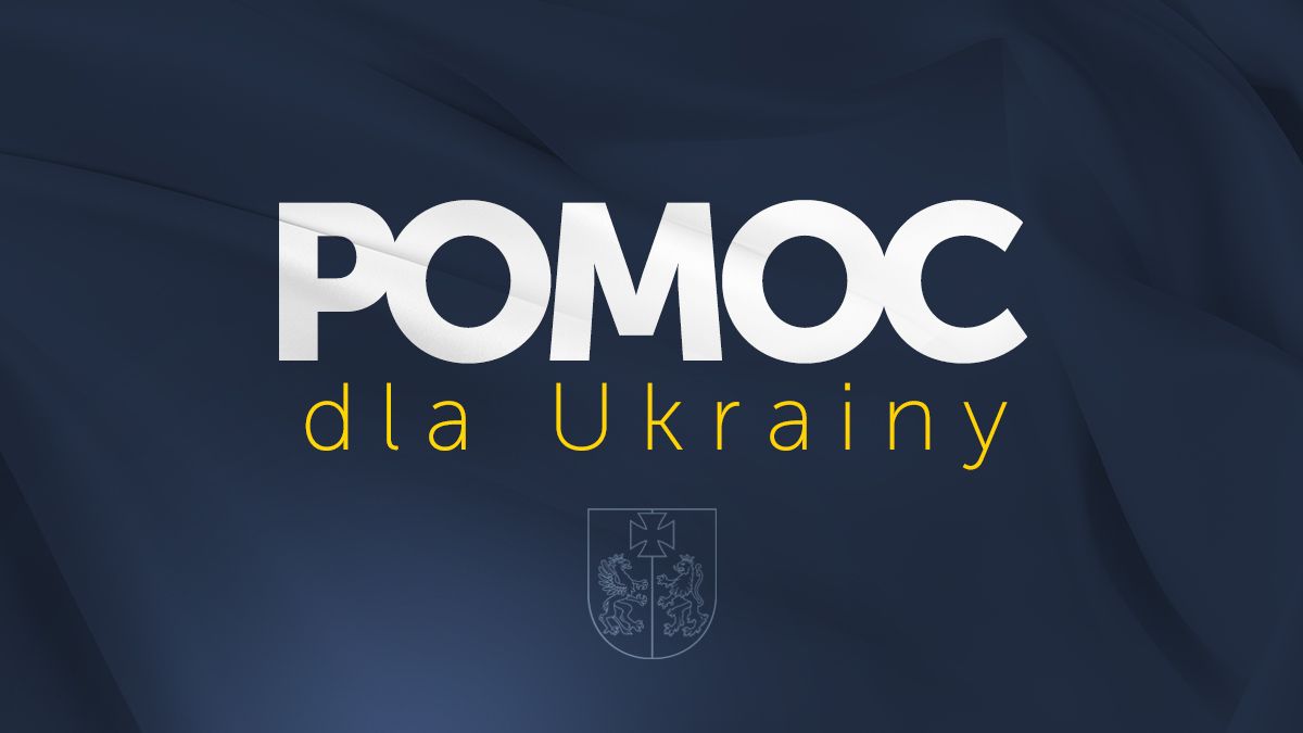 Na zdjęciu niebieska flaga, a na niej napis pomoc dla Ukrainy. Poniżej herb województwa.