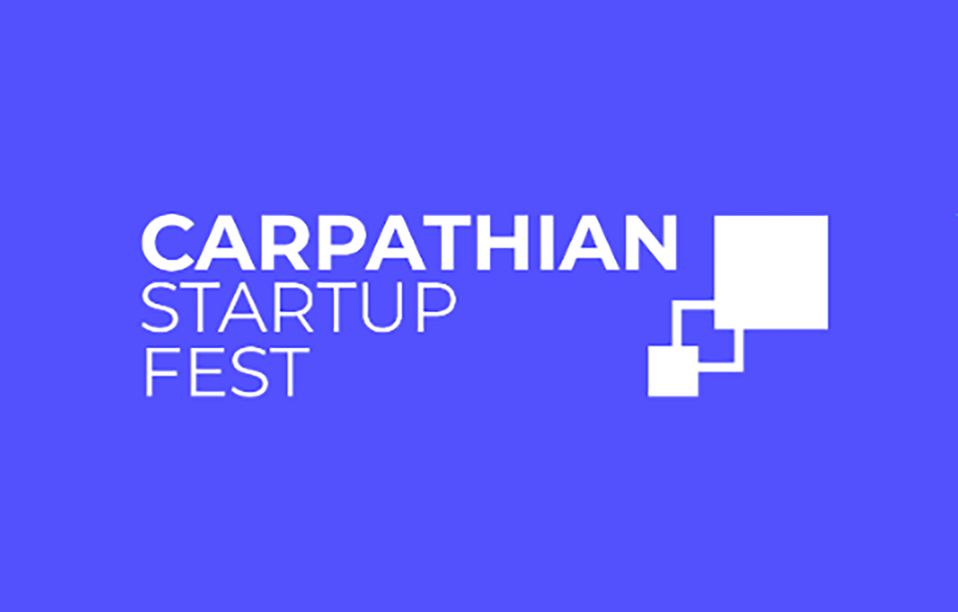 Logo. Biały napis Carpathian Startup Fest i trzy białe kwadraty na niebieskim tle.