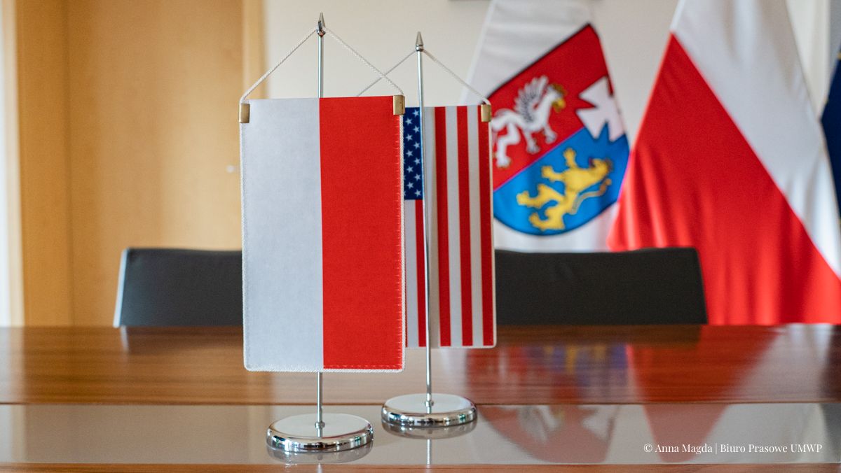 Flagi Polski i USA na stole