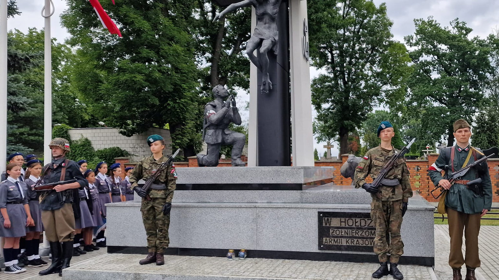 Pomnik z żołnierzami. 