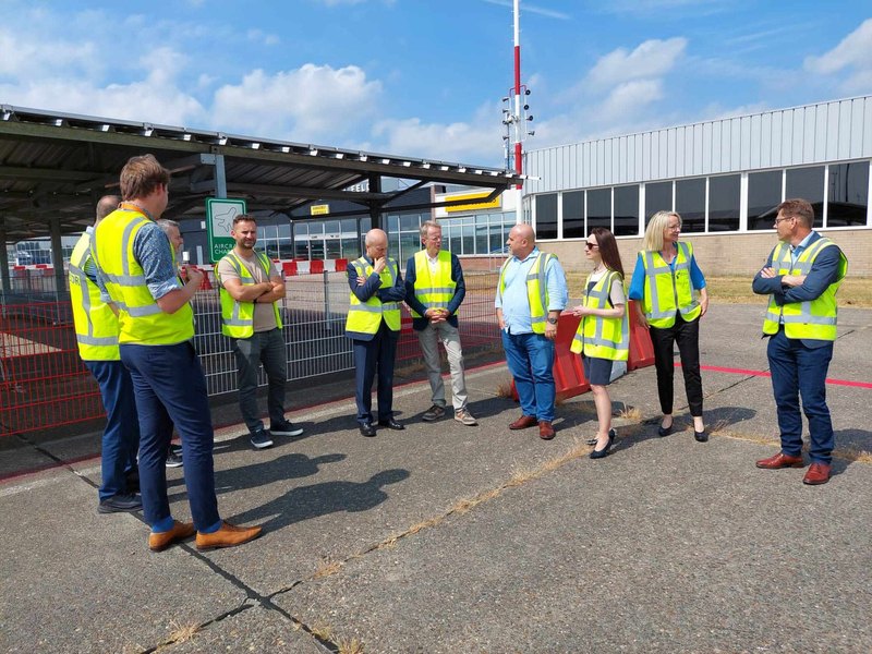 Przedstawiciele Województwa Podkarpackiego z wizytą na lotnisku w Groningen - Airport Eelde, rozmawiają z przedstawicielami lotniska. 