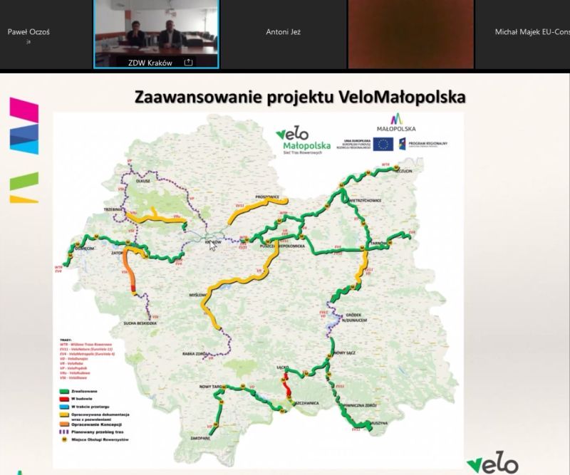 Zrzut ekranu z wideokonferencji, na ekranie mapa małopolski z zaznaczonymi ścieżkami Velo Małopolska
