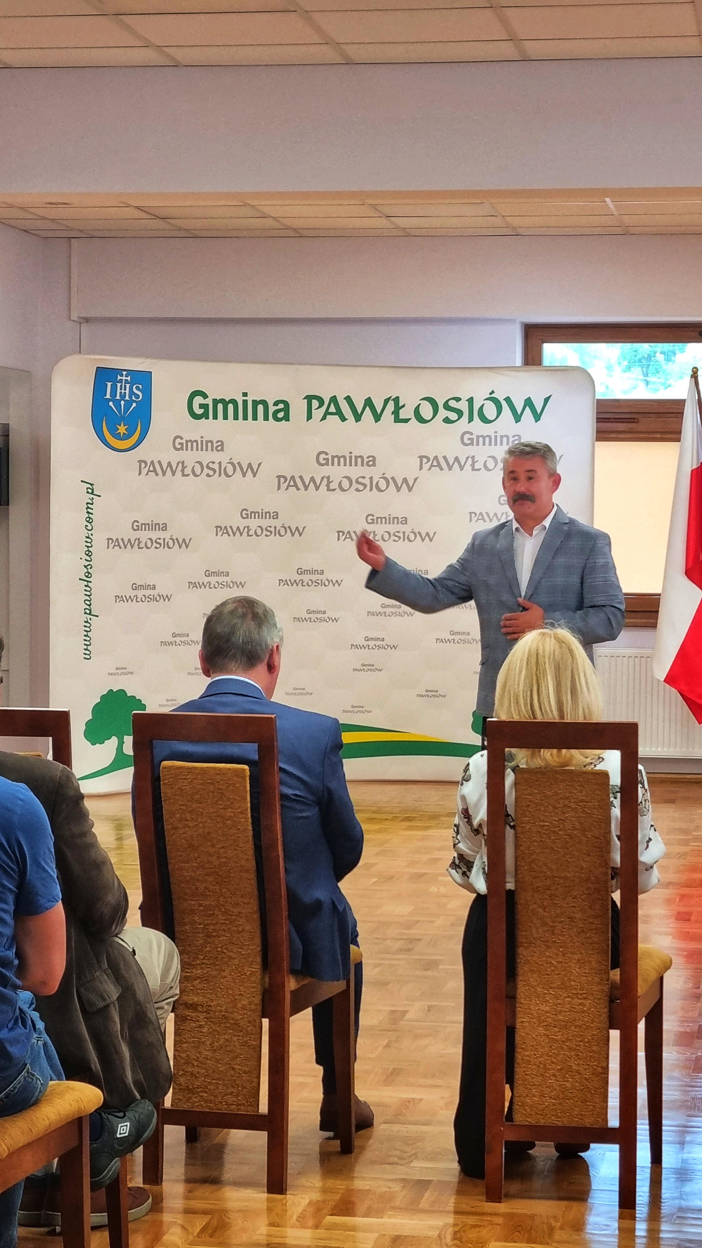 Wójt Gminy Pawłosiów prezentuje działania rewitalizacyjne w Gminie Pawłosiów