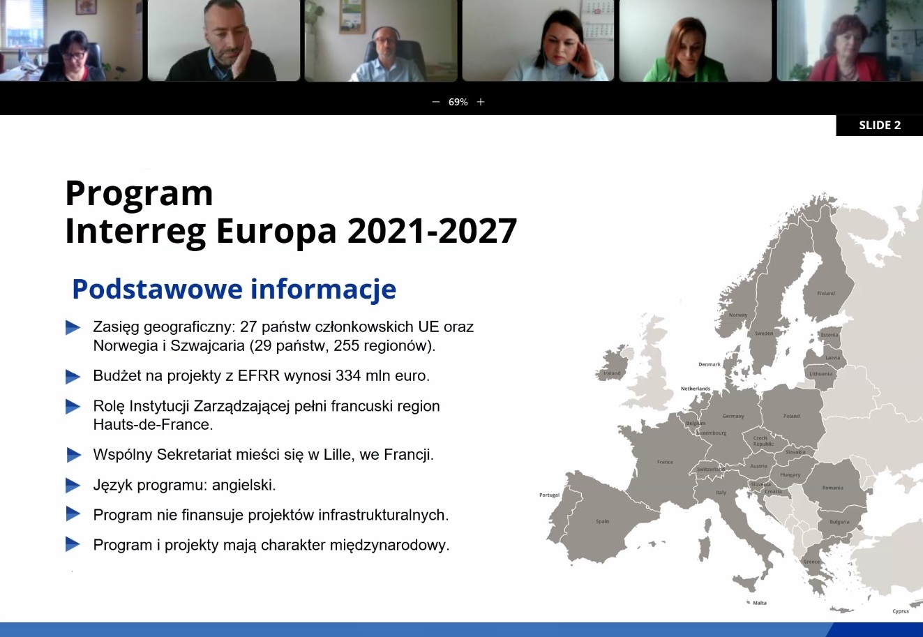 Członek zespołu projektowego przedstawia prezentację ogólnych zasad Programu Interreg Europa 2021-2027