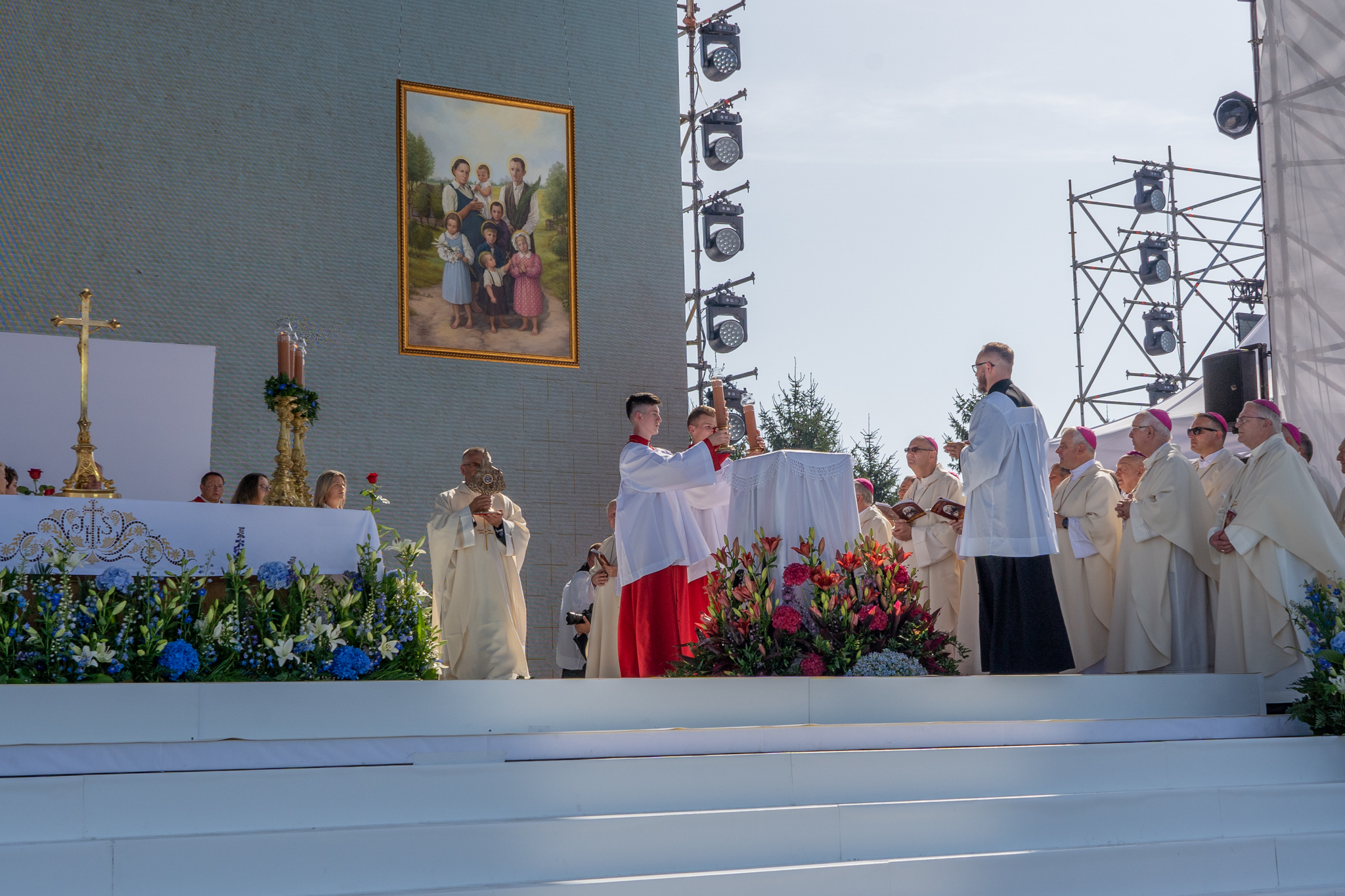 Ołtarz podczas mszy beatyfikacyjnej na świeżym powietrzu.