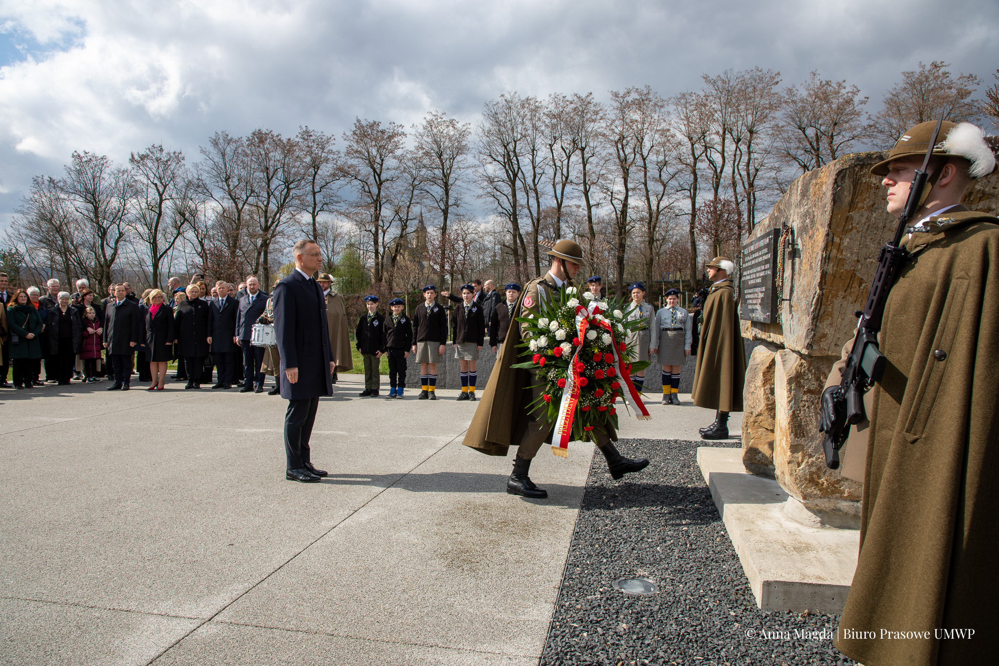Prezydent Polski składa kwiaty pod pomnikiem.